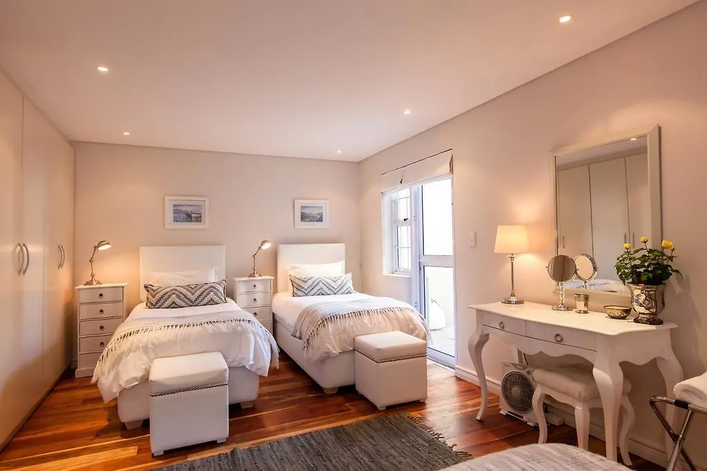 Villa On Slopes Of Geneva Drive Cape Town